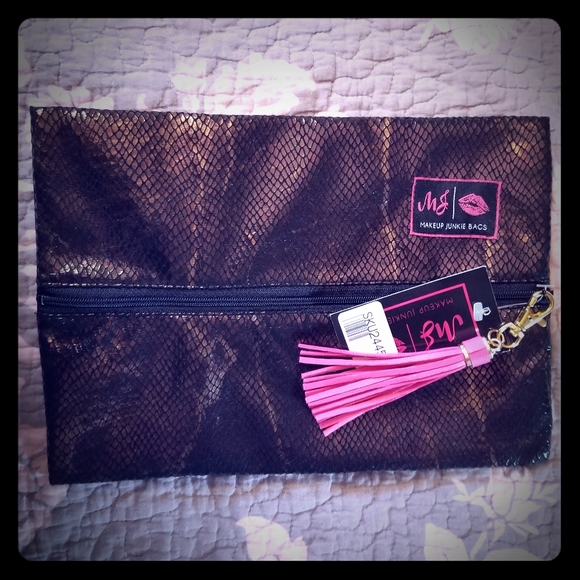 Make-Up Junkies Handbags - Make-up Junkies Bag NWT Bronze Med